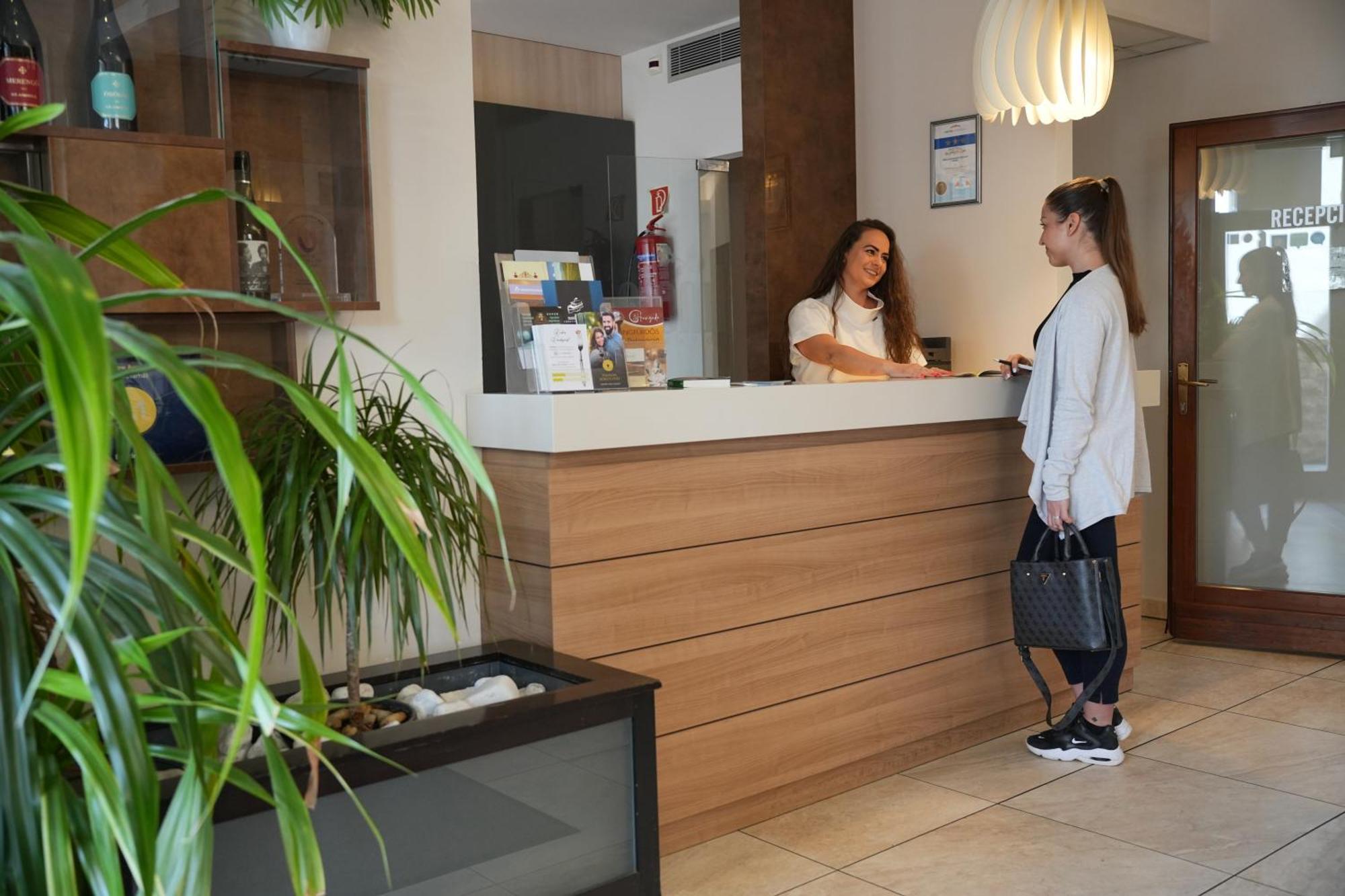Imola Udvarhaz Dessert Hotel Егер Екстериор снимка